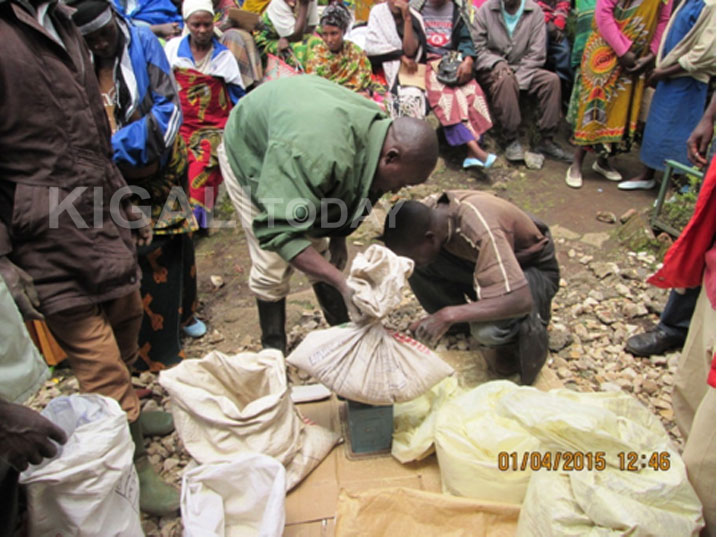 Bamwe mu baturage bahabwa inyongeramusaruro yo gukoresha mu buhinzi bw