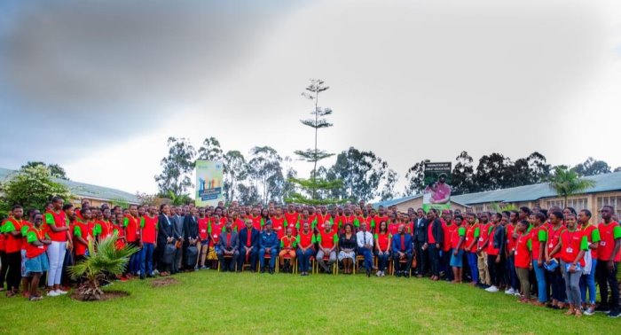 Abarangije umwaka wa gatandatu w'ayisumbuye n'abatangiye kwishyurirwa na Imbuto Foundation 2019 ni bo bitabiriye iyi ngando