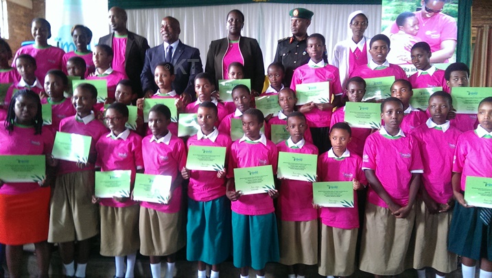 Imbuto Foundation yahembye abana b