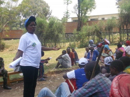 Celine Mukeshimana ushinzwe ibarura mu murenge wa Busasamana mu karere ka Nyanza avugana n