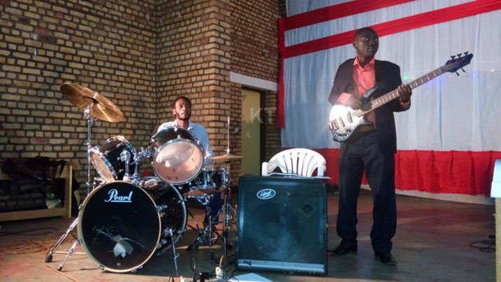 Ibyuma byaherekezaga indirimbo na byo byabanejeje cyane.