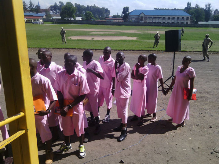 Abashinjwa gukorana na FDLR baburaniye muri stade i Musanze.