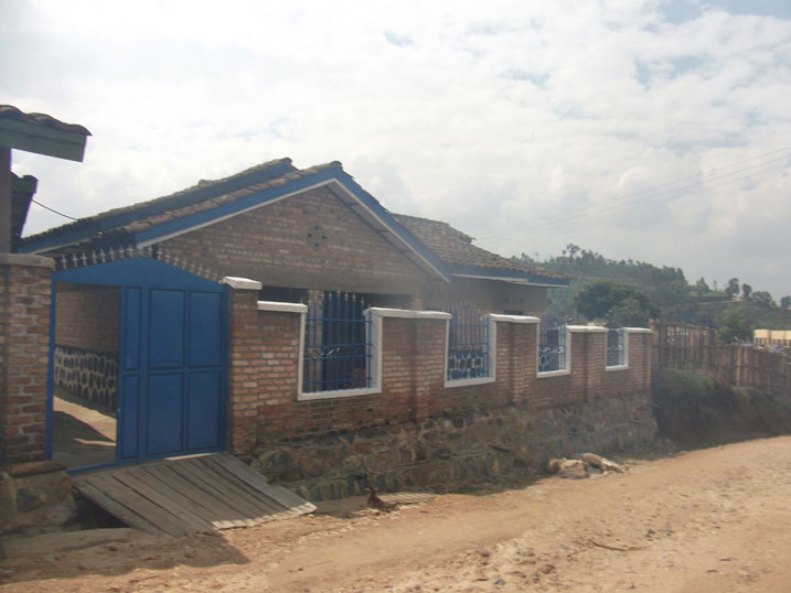 Abafite agafaranga bagerageza kubaka inzu zigaragara ko zisa neza.