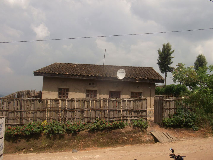 Abaturage benshi bo muri aka karere kagizwe n'icyaro basakaza amategura.