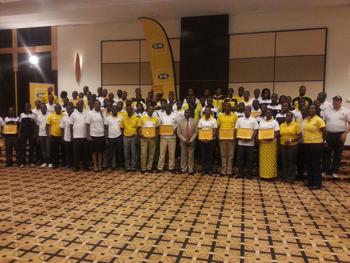 Umuyobozi wa MTN Rwanda yafashe ifoto y'urwibutso n'abacuruza serivise zayo.