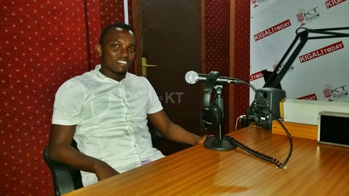 Tom Close muri Studio ya KT Radio, radiyo ya Kigali Today.