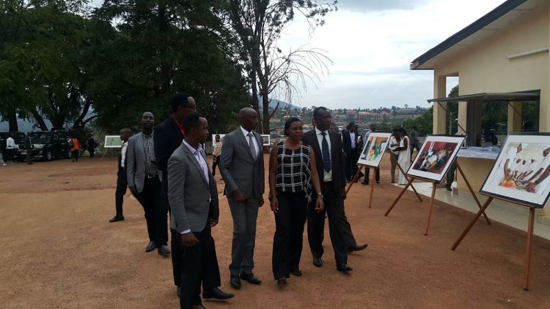 Abayobozi bareba ubwiza bw'amafoto yafashwe n'abigiye gufotora muri Kigali Today Ltd