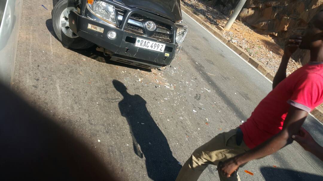 Quaster yabanje kugonga iyi modoka mbere yo kugwa mu kabande