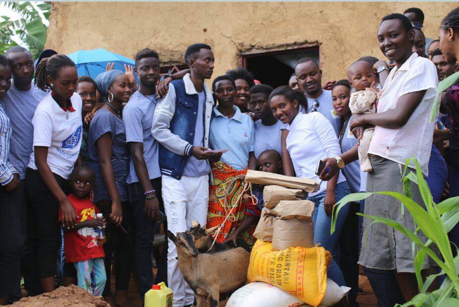 Abanyagasani bakora ibikorwa by'urukundo bitandukanye. Aha bari i Muhanga bafasha umubyeyi utishoboye 