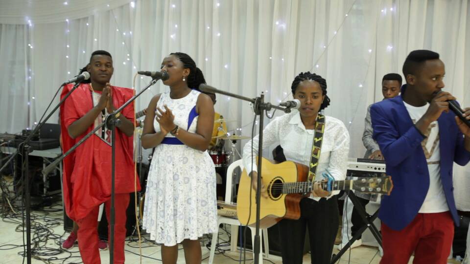 Buri cyumweru ngo Imirasire Band iba ifite ahantu igomba kuririmba 