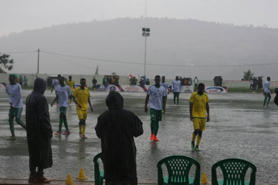 Abakinnyi basubiye mu Rwambariro umukino uhagaritswe