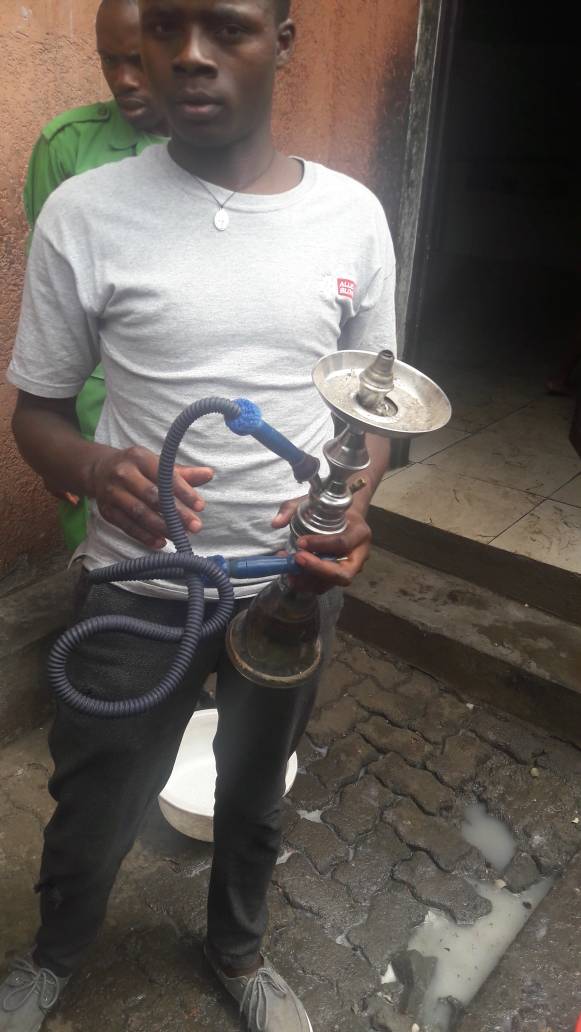 Umwe mu batsimbaraye mu gucuruza shisha yatawe muri yombi 