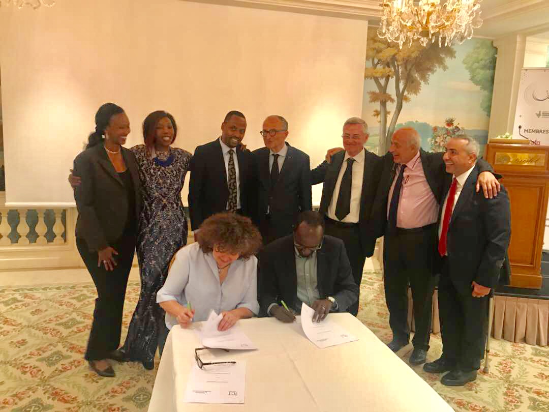 Ayo masezerano yasinywe ku ruhande rw'u Rwanda na Perezida w'Inama Njyanama ya ICT chamber Clement Uwajaneza na Joëlle Durieux ku ruhande rwa FinTech