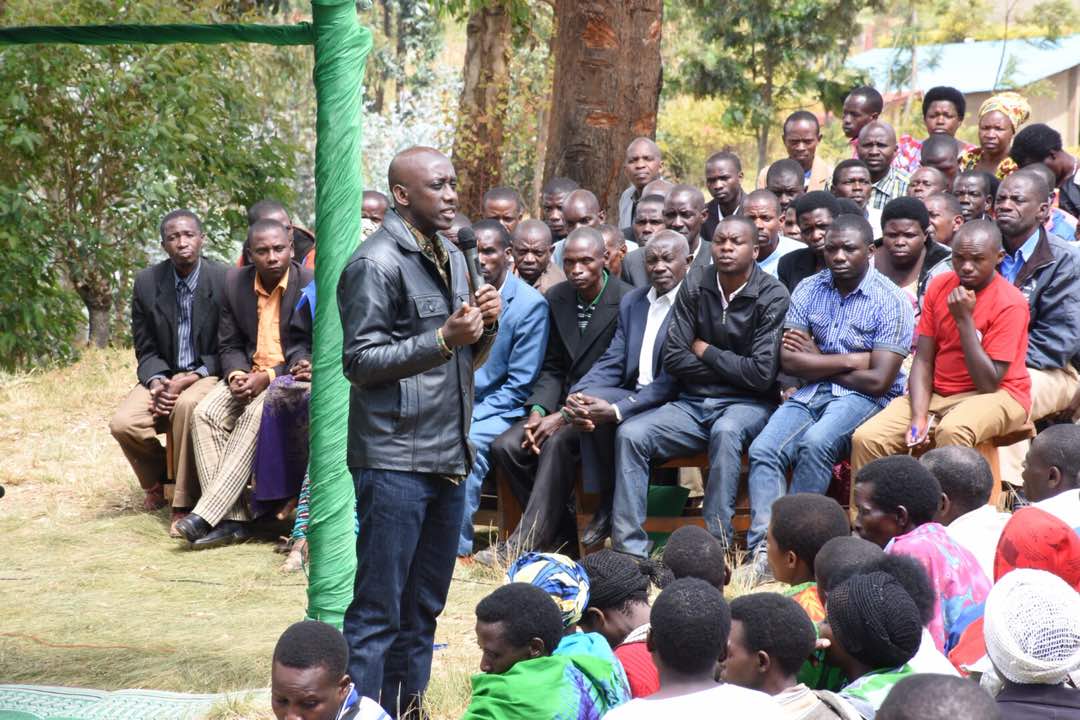 Minisitiri Francis Kaboneka aganiriza abaturage bo mu Karere ka Nyaruguru