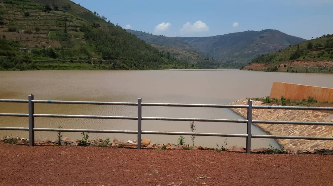 Urugomero ruzajya rukurwamo amazi yo kuhira iyi mirima