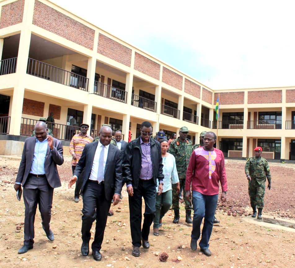 Min Gen Kabarebe n'abayobozi mu Karere ka Rubavu basura uyu mudugudu w'ikitegererezo