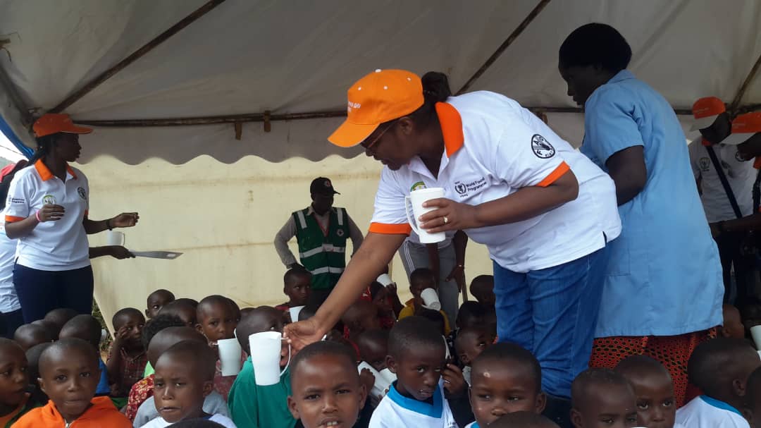 Banahaye abana amata nk'ikimenyetso cyo kubifuriza ubuzima bwiza