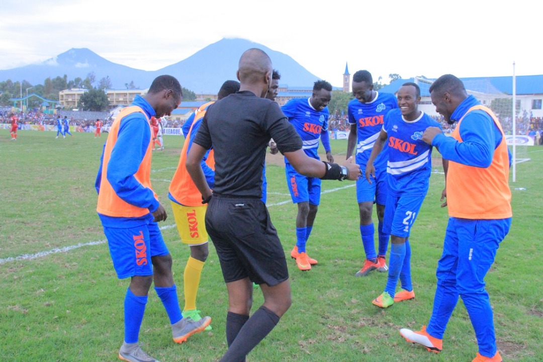 Abakinnyi ba Rayon Sports bishimira igitego cya Sefu