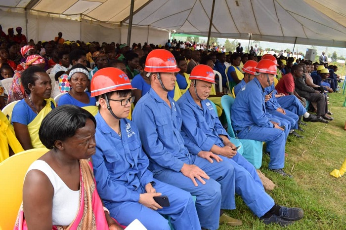 Aba bambaye amasurubeti y'ubururu ni bamwe mu bazakurikirana imirimo yo kwagura iri shuri