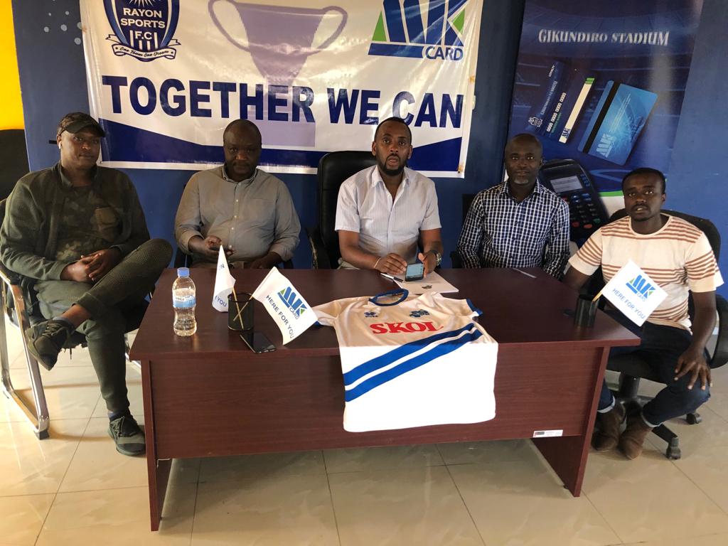 Kirasa Alain (wa kabiri iburyo), yamaze gusinya mu ikipe ya Rayon Sports