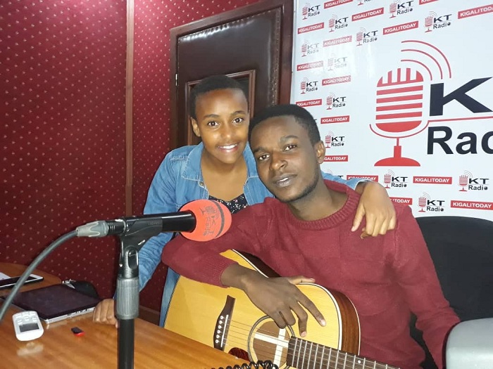 Sinza na mushiki we Lea umufasha kuririmba mu ndirimbo ze. Iyi guitar yayihawe n