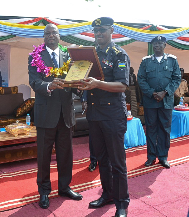 IGP Dan Munyuza yakira impano yahawe na vice perezida wa mbere wa Sudani y