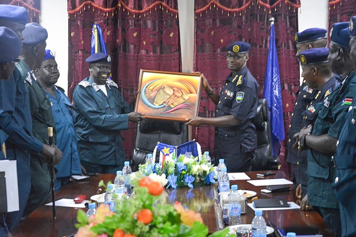 IGP Dan Munyuza ahana impano na mugenzi we wa Sudani y'Epfo Gen. Michael Chienjiek