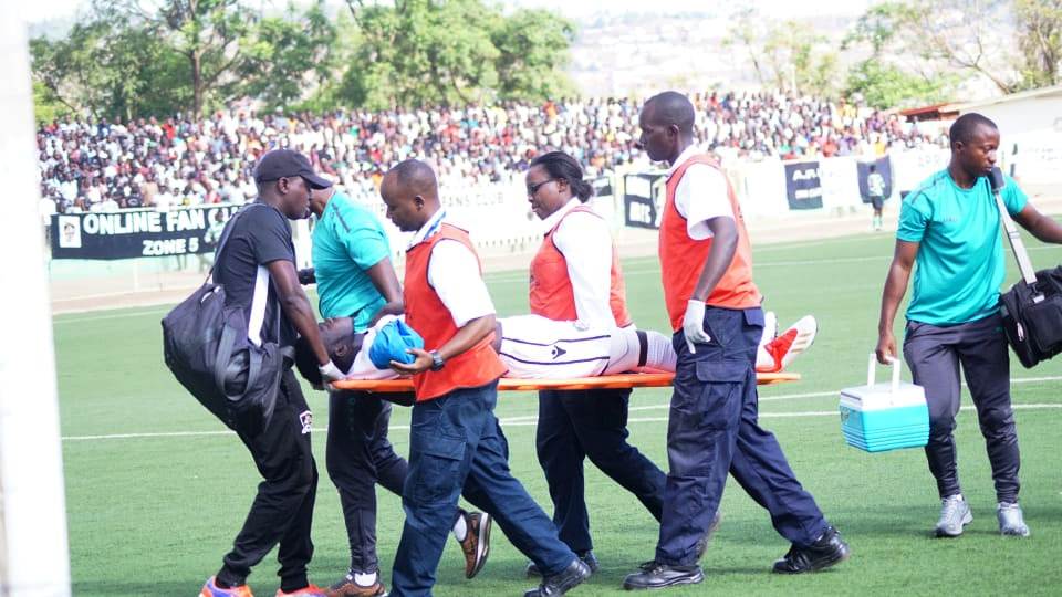 Mutsinzi Ange yagonganye na Sugira Ernest ahita akurwa mu kibuga ajya kwitabwaho n