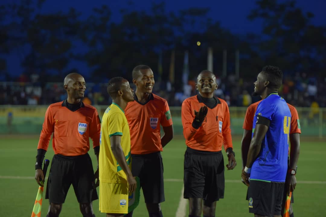 Ba kapiteni b'amakipe yombi batombora ibibuga