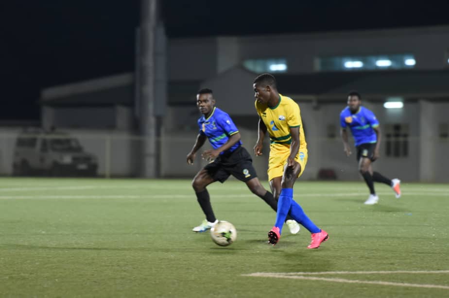 Emmanuel Imanishimwe agerageza gutanga umupira