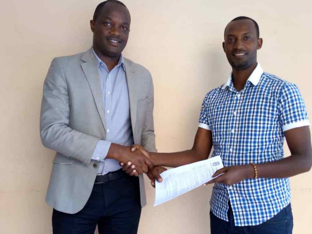 Bisengimana Justin yari yasinye amasezerano y