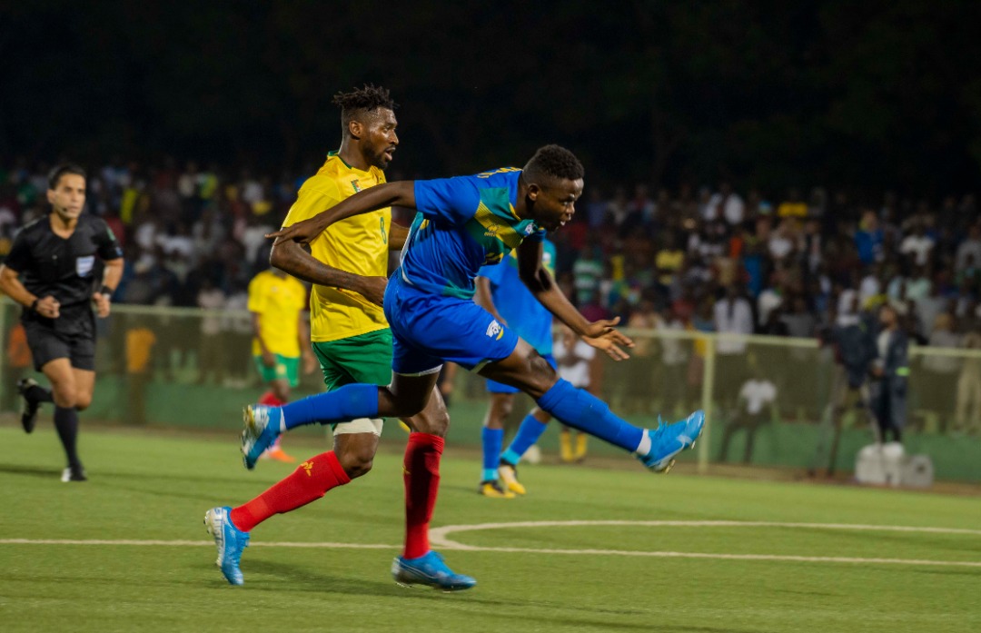 Muhadjili Hakizimana yagerageje gutera amashoti mu izamu ariko ntihaboneka igitego