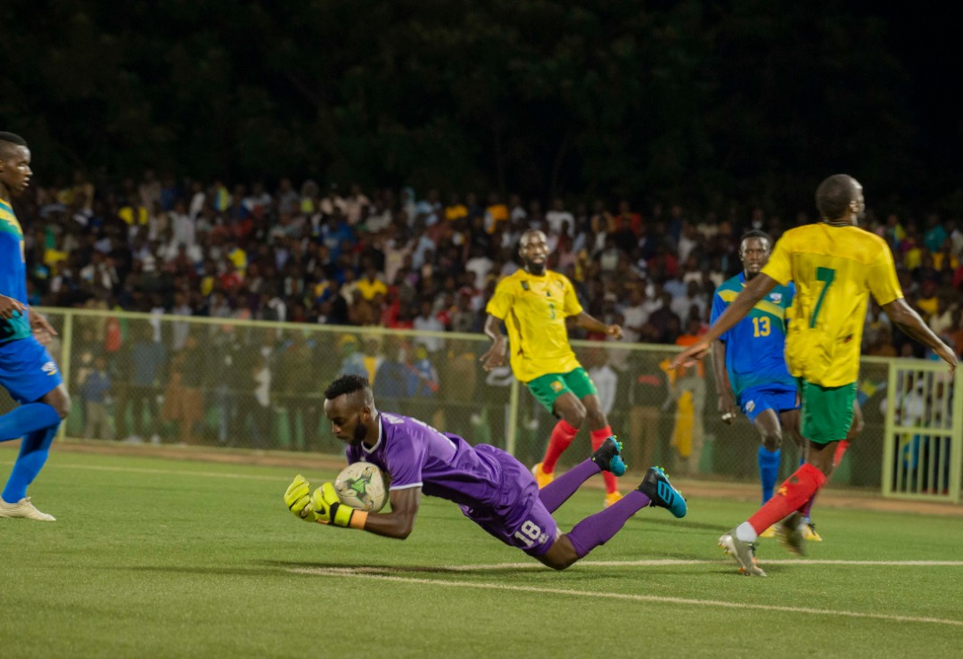 Umunyezamu Kimenyi Yves yagiye akuramo imipira yashoboraga kuvamo igitego