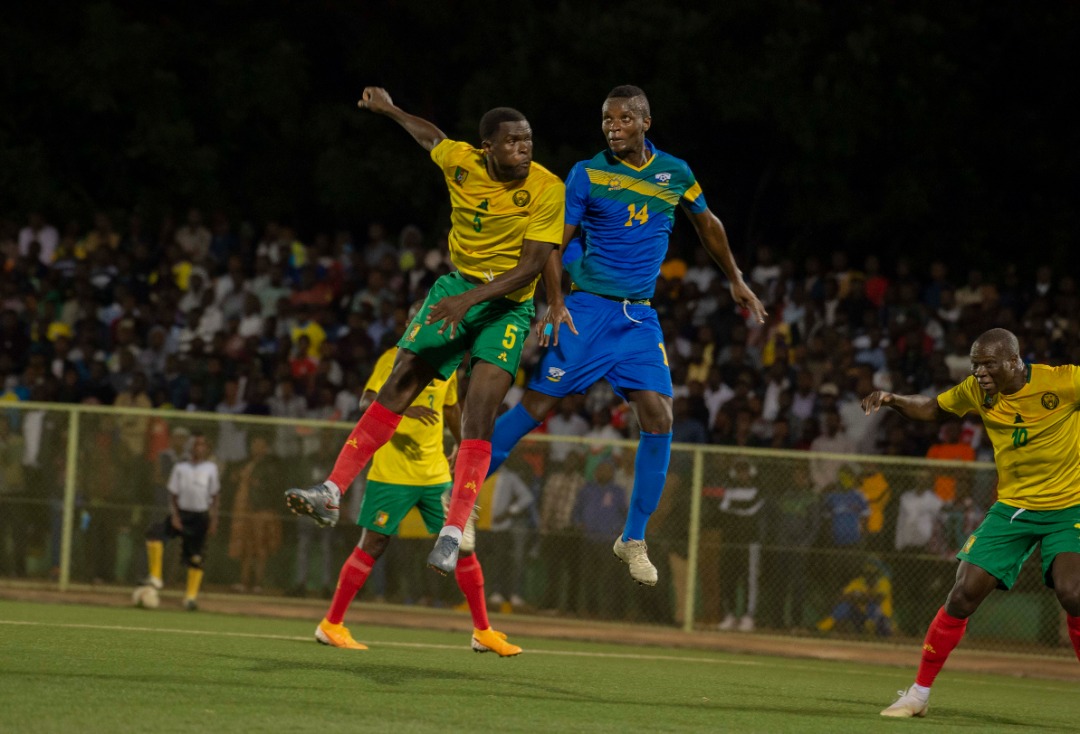 Salomon Nirisarike na Ngadeu Michael barwanira umupira