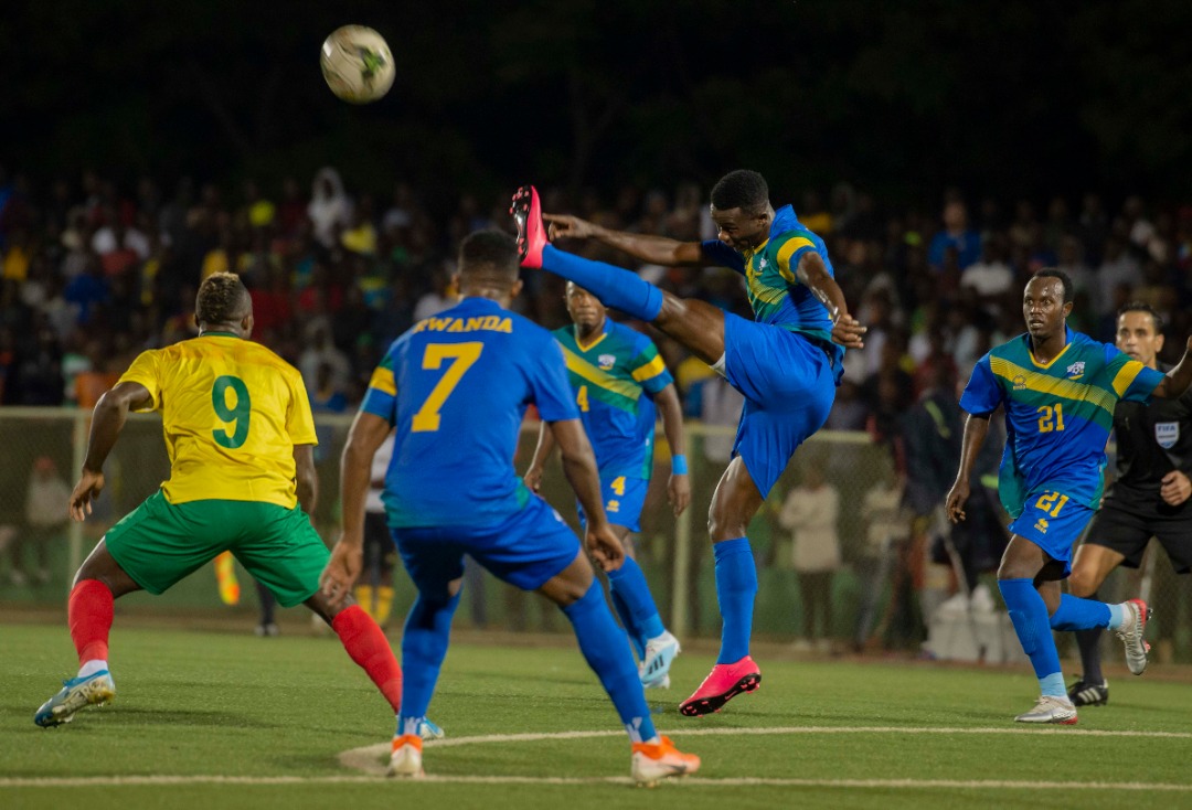 Emmanuel Imanishimwe akiza izamu