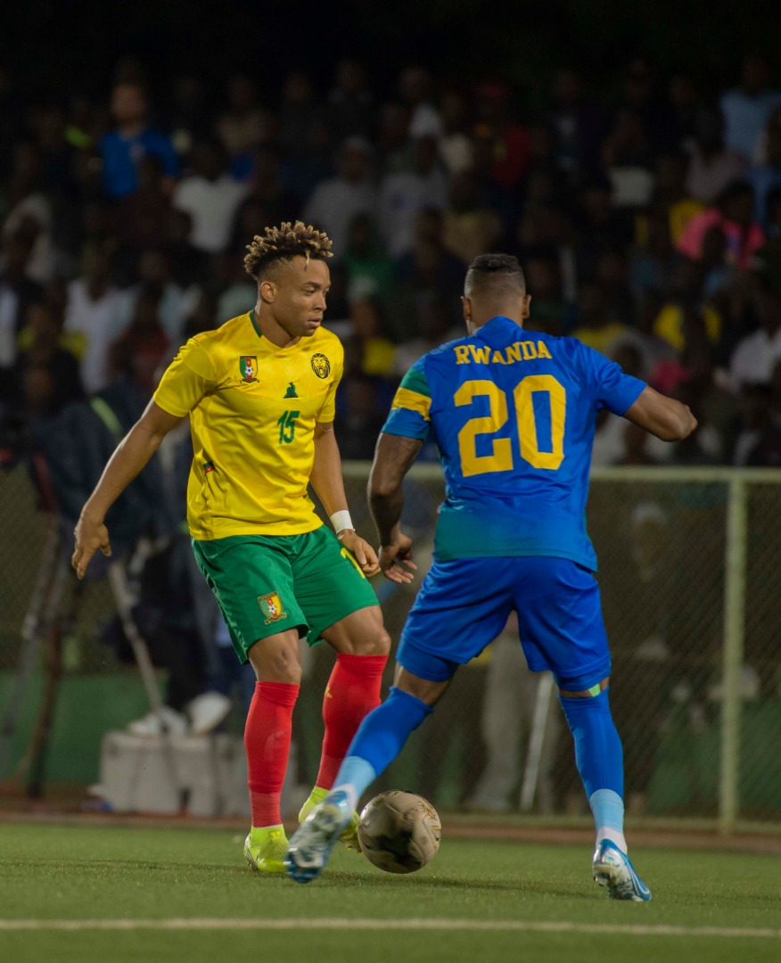 Rwatubyaye Abdul azibira Kunde malong ukina hagati mu ikipe ya Cameroun