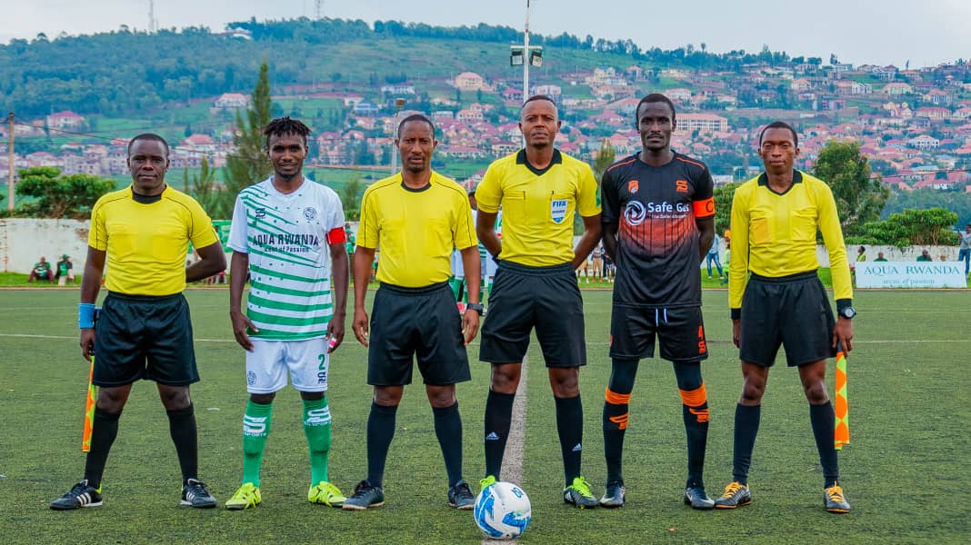 Mbere y'umukino babanza gufata agafoto