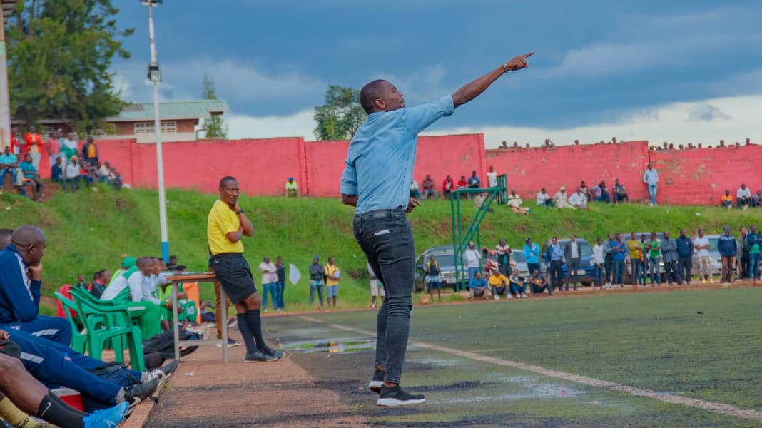 Masudi Juma agerageza guha inama abakinnyi be ariko ntibyababuza gutsindwa