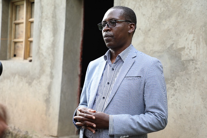 Twagirimana Eugene mu gushyikiriza inzu uwo yubakiwe
