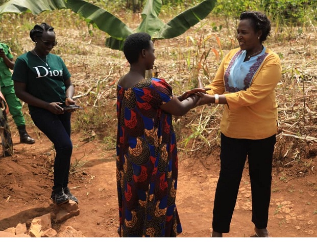 Umwe mu bashyikirijwe inzu yishimiye icyo gikorwa