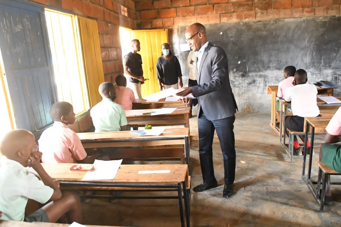 Umuyobozi w'Akarere ka Nyagatare, Gasana Stephen, atangiza ibizamini