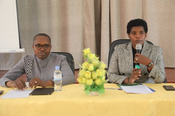 Ngendahimana Ladslas (ibumoso) mu biganiro n'abo mu Ntara y'Iburengerazuba