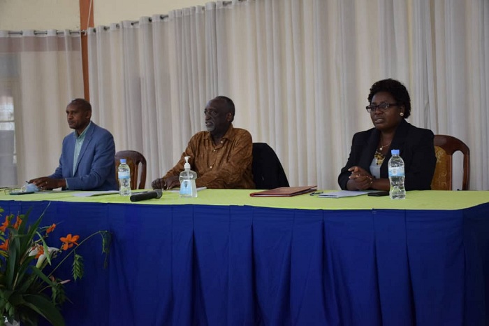 Hon Tito Rutaremara (hagati) aganiriza abazahugura abandi mu Ntara y'Amajyaruguru 