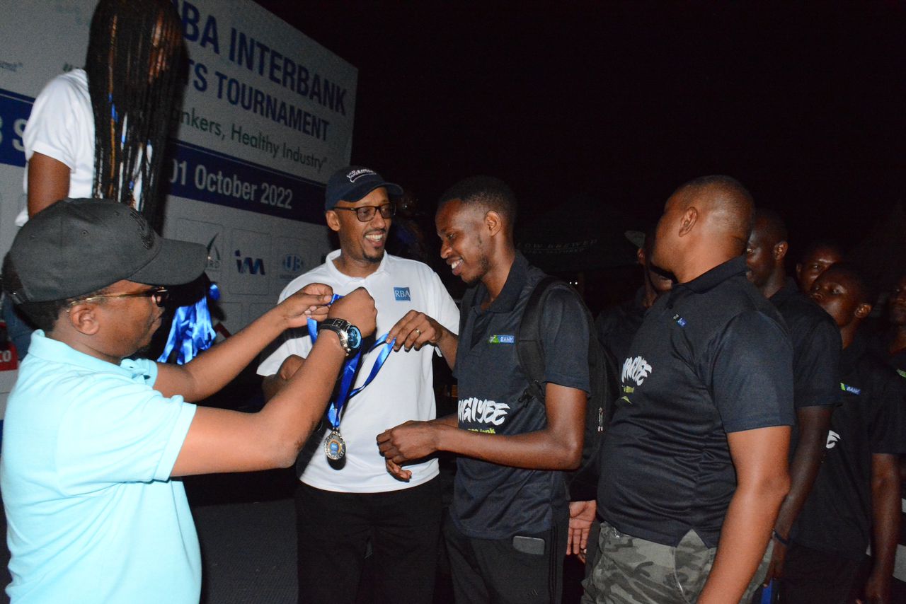 Umuyobozi mukuru w'ihuriro ry'amabanki mu Rwanda Tony Francis Ntore ahemba abitwaye neza.