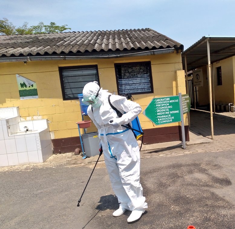 Abakozi b'ubuzima bongeye kwiyibutsa uko basukura ahageze umurwayi wa Ebola