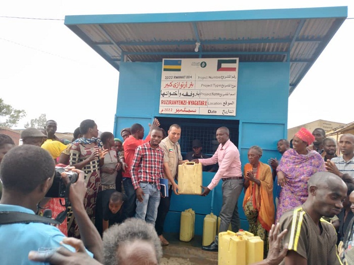 Barishimira ko begerejwe amazi meza batandukana n