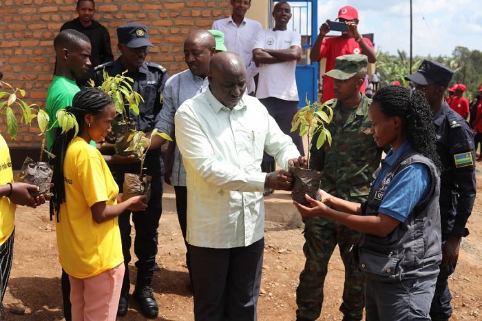 Guverineri Gasana na we yitabiriye icyo gikorwa