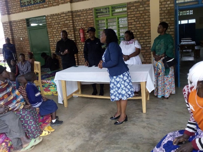 Visi Meya Uwamahoro yashishikarije abaturage bahawe matola kugira isuku.