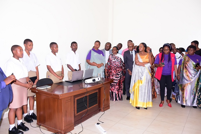 Abagore barakangurirwa kwitabira gukoresha ikoranabuhanga