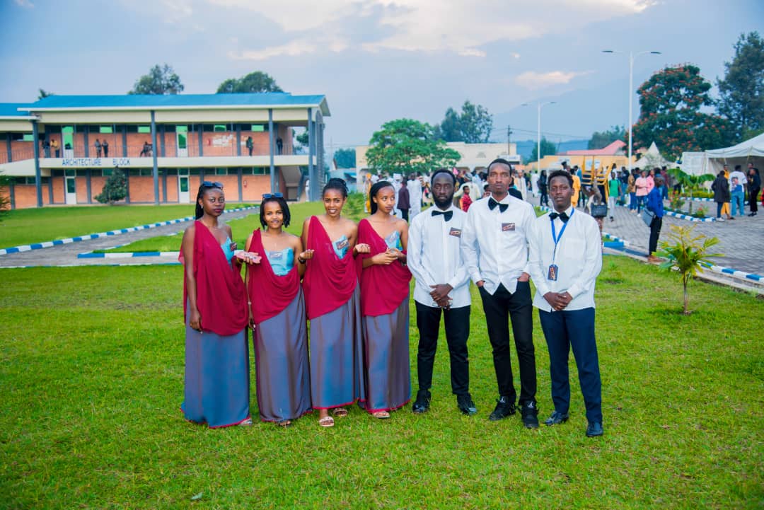 Bavuga ko Kampani yabo ibafasha kubona ibyo bakenera ku ishuri